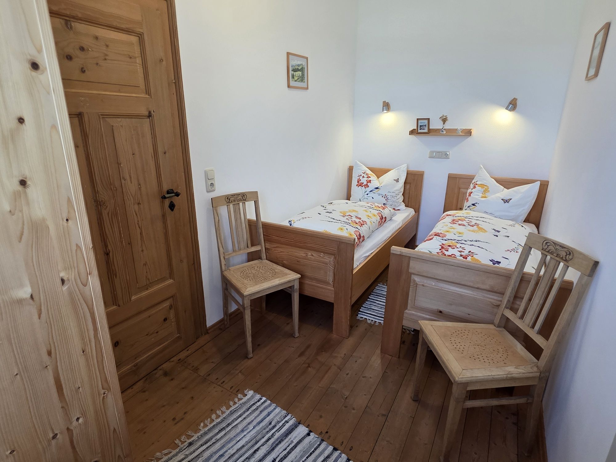 Schlafzimmer mit 2 Betten